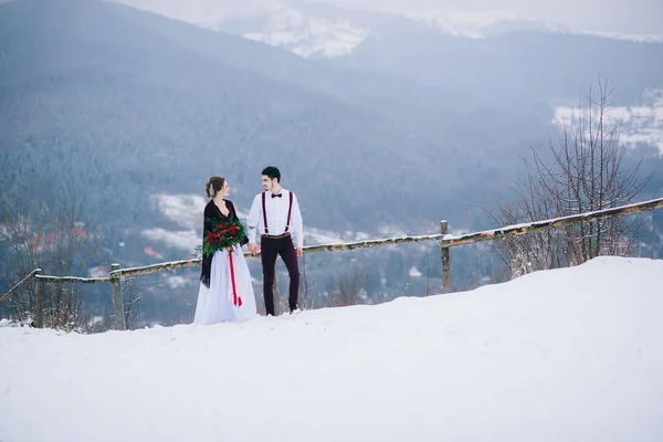 Caminar el novio y la novia en las montañas de los Cárpatos —  Fotos de Stock