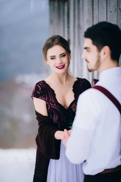 Walk the groom and the bride in the Carpathian mountains — Stock Photo, Image