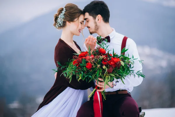 Caminar el novio y la novia en las montañas de los Cárpatos — Foto de Stock