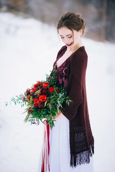 Walk the groom and the bride in the Carpathian mountains — Stock Photo, Image