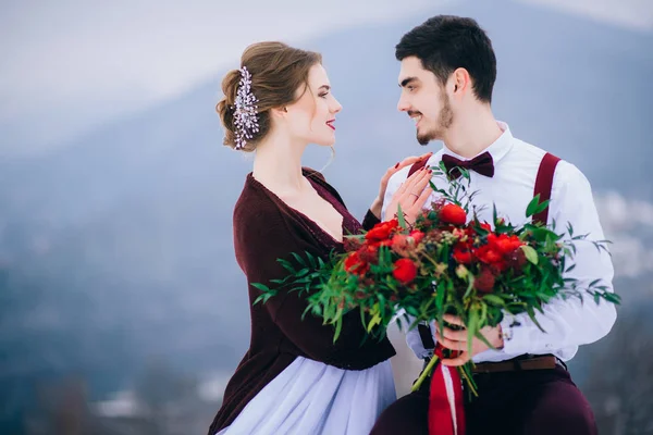 Caminar el novio y la novia en las montañas de los Cárpatos — Foto de Stock