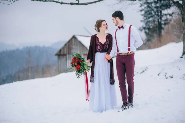 Lopen de bruidegom en de bruid in de Karpaten — Stockfoto