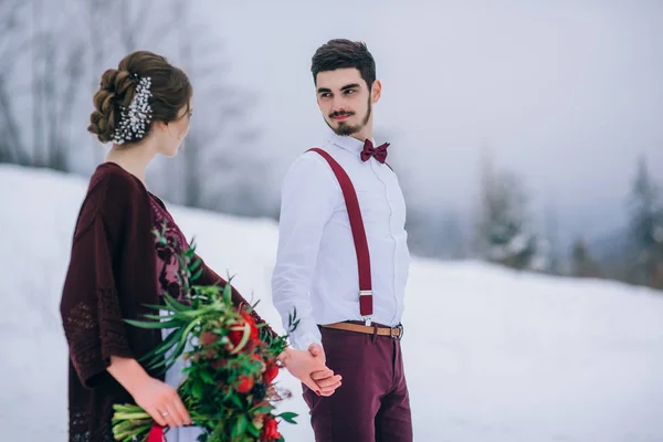Caminar el novio y la novia en las montañas de los Cárpatos —  Fotos de Stock
