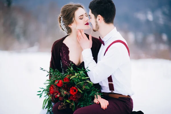 Ženich a nevěsta v Karpatských horách — Stock fotografie
