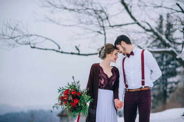 Bräutigam und Braut in den Karpaten — Stockfoto