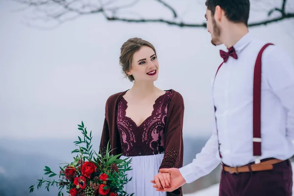 Caminar el novio y la novia en las montañas de los Cárpatos — Foto de Stock