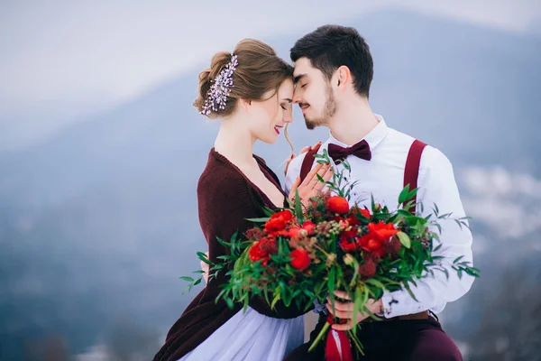 Caminar el novio y la novia en las montañas de los Cárpatos — Foto de Stock