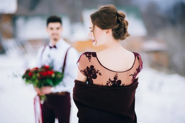 Caminar el novio y la novia en las montañas de los Cárpatos —  Fotos de Stock