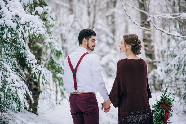Walk the groom and the bride in the Carpathian mountains — Stock Photo, Image