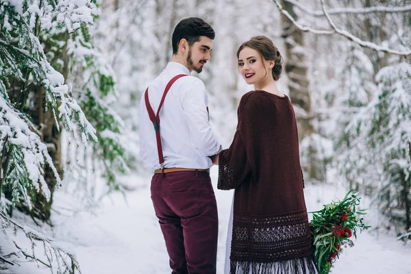 Ženich a nevěsta v Karpatských horách — Stock fotografie
