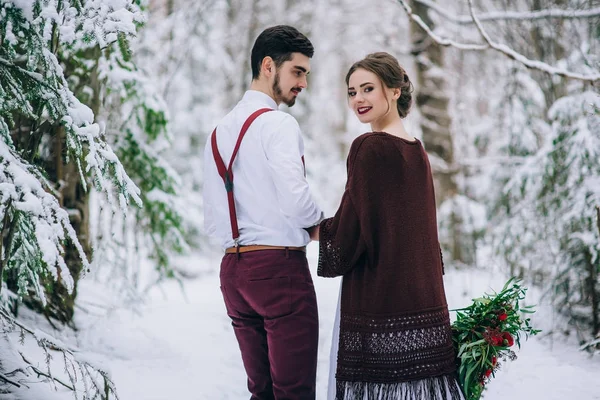 Caminar el novio y la novia en las montañas de los Cárpatos —  Fotos de Stock