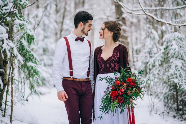 Caminar el novio y la novia en las montañas de los Cárpatos —  Fotos de Stock