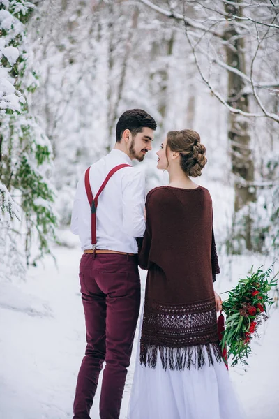 Caminar el novio y la novia en las montañas de los Cárpatos —  Fotos de Stock