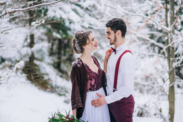 Caminar el novio y la novia en las montañas de los Cárpatos —  Fotos de Stock