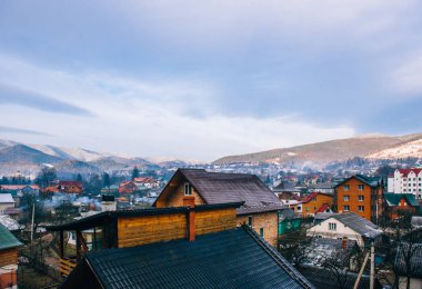 Karpat Dağları'nın eteklerinde Köyü