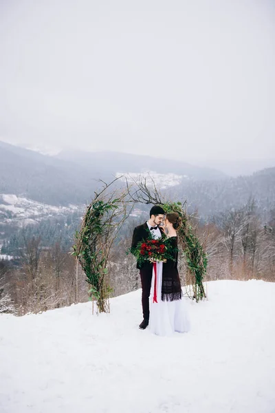 Με τα πόδια ο γαμπρός και η νύφη στα Καρπάθια Όρη — Φωτογραφία Αρχείου