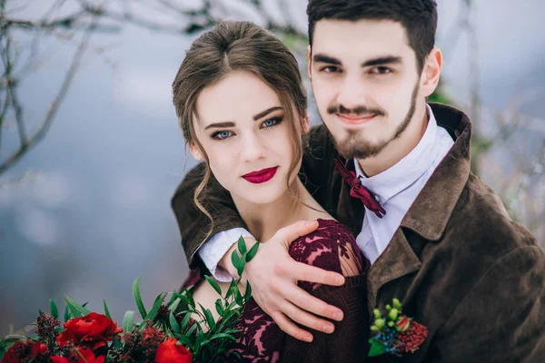 漫步在喀尔巴阡山的新郎和新娘 — 图库照片