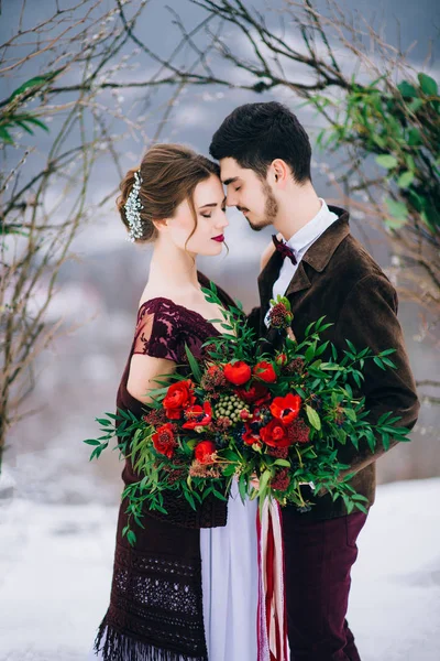 Caminar el novio y la novia en las montañas de los Cárpatos — Foto de Stock