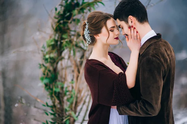 Walk the groom and the bride in the Carpathian mountains — Stock Photo, Image