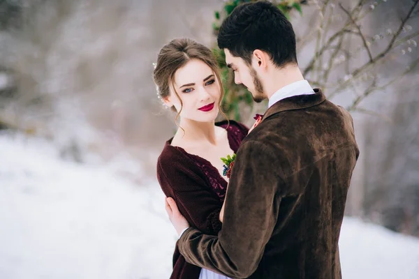 Caminar el novio y la novia en las montañas de los Cárpatos —  Fotos de Stock