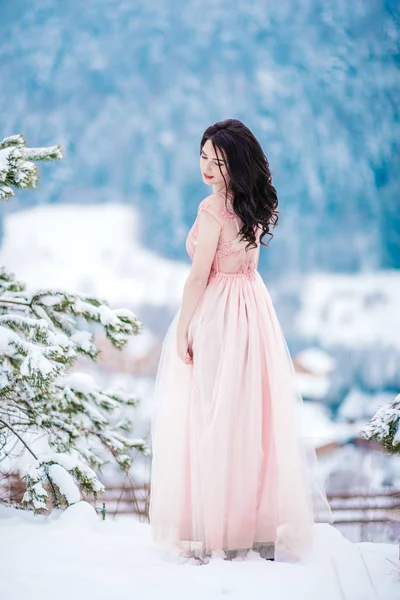 Невеста с каштановыми волосами, голубой фон зимней горы — стоковое фото