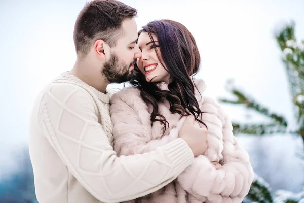 Young couple on a walk in the snowy mountains — Stock Photo, Image