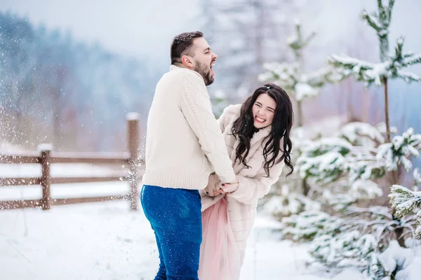 Pareja joven en un paseo por las montañas nevadas —  Fotos de Stock