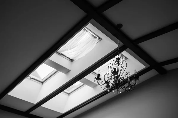 Puits de lumière dans le toit de la maison — Photo