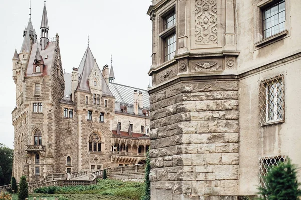 Oud Pools kasteel in het dorp Moszna — Stockfoto