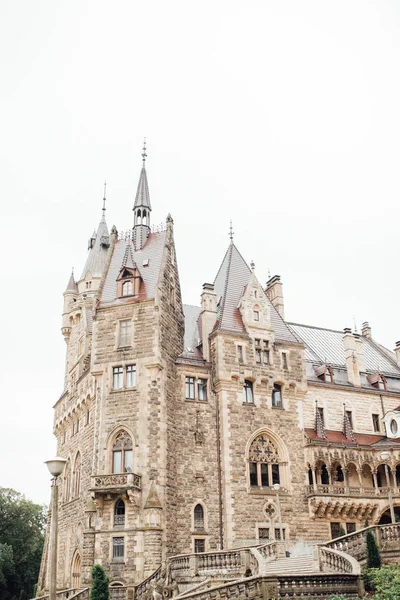 Oud Pools kasteel in het dorp Moszna — Stockfoto