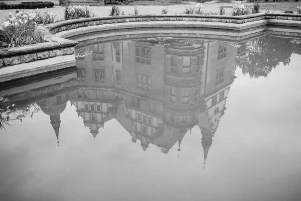 Ancien château polonais dans le village de moszna — Photo