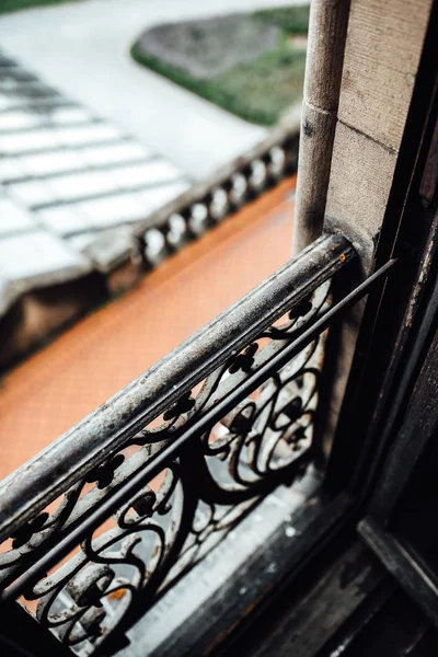 Vieux rails de fenêtre forgés vintage avec rouille — Photo