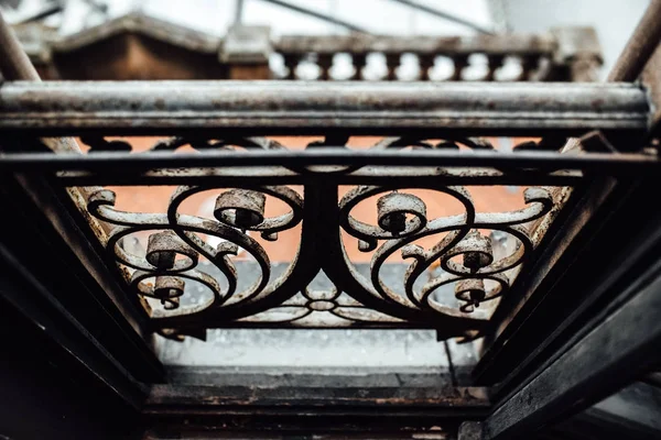 Vieux rails de fenêtre forgés vintage avec rouille — Photo