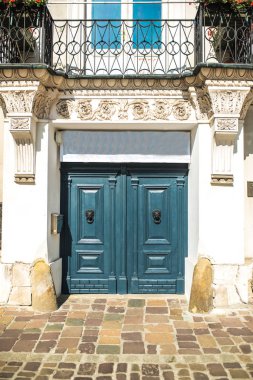 eski vintage ile metal kapı ahşap