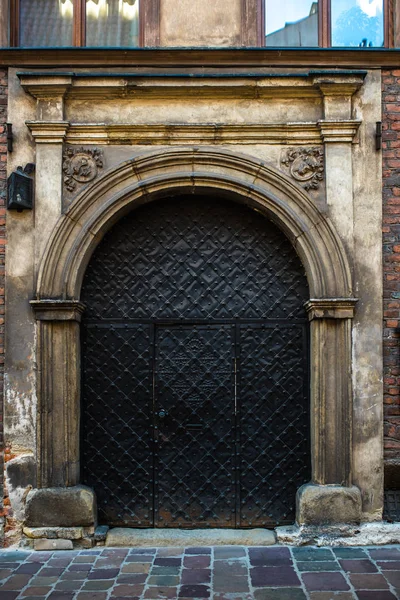 Velho vintage de madeira com porta de metal — Fotografia de Stock