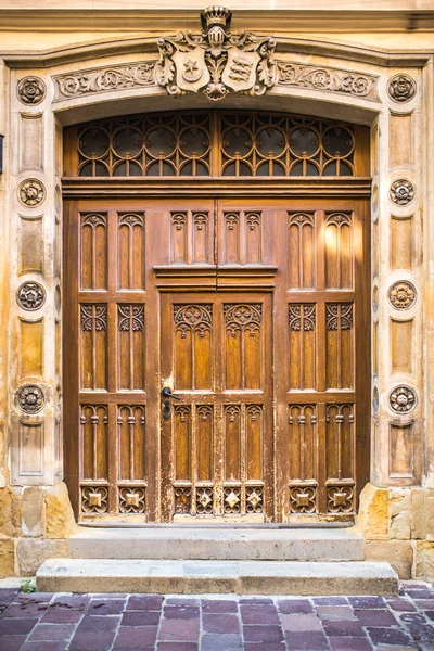 Старий старовинний дерев'яний з металевими дверима — стокове фото