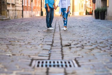 bir adam ve bir kız bir eski Arnavut kaldırımlı Avrupa'da sokak açık olduğundan