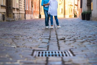 bir adam ve bir kız bir eski Arnavut kaldırımlı Avrupa'da sokak açık olduğundan