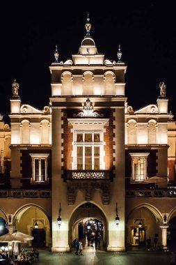 Gece eski ticari alanda Krakow sokak lambası ışık