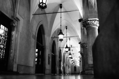 Gece eski ticari alanda Krakow sokak lambası ışık