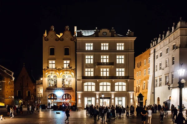 Noc starej dzielnicy handlowej z Krakowa w światła lampy uliczne — Zdjęcie stockowe