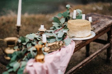 Düğün dekorasyonu ile altın bir pasta