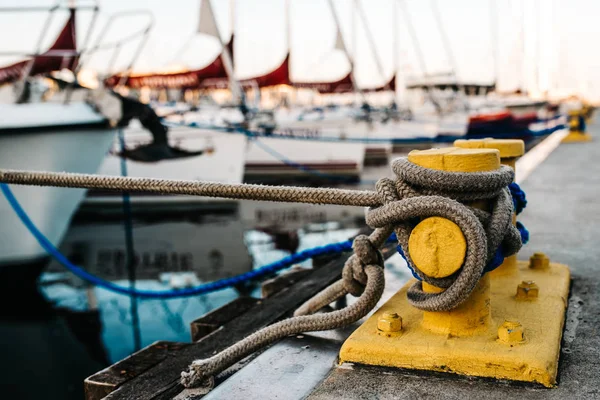 Яхты в гаваньи привязаны к пирсу — стоковое фото
