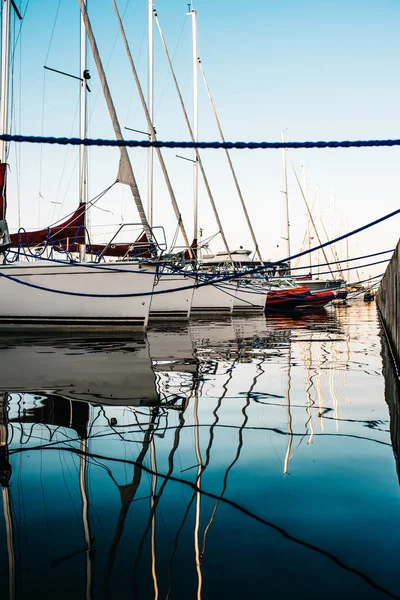 Yachts en gavagni liés à jetée — Photo