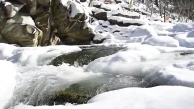 bir kış nehir şelale ve buzlu shore ile hızlı streams su eritebilir.