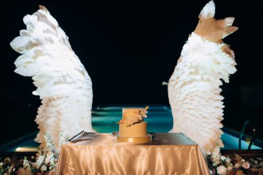 Yeni evlilerin düğününde düğün pastası.