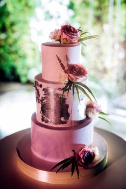 Yeni evlilerin düğününde düğün pastası.