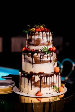 Yeni evlilerin düğününde düğün pastası.