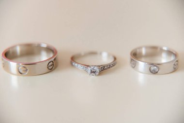 Nikah yüzükleri ve düğün dekoru.