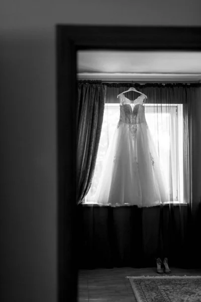 結婚式の日の完璧なウェディングドレス — ストック写真